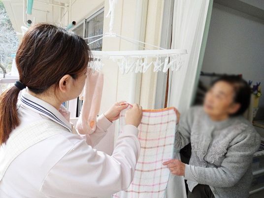 衣類を干す場面