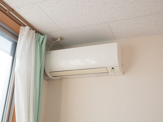 壁に取り付けられたエアコン