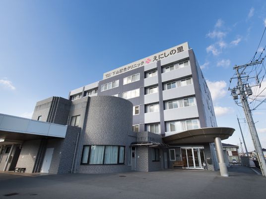 明るい外観の建物
