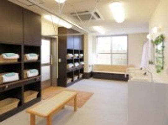 明るい洗面台と籠の部屋