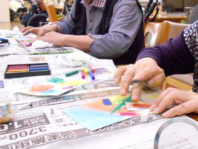 カラフルなアート制作する手元