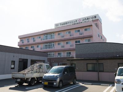 ピンク色の建物外観