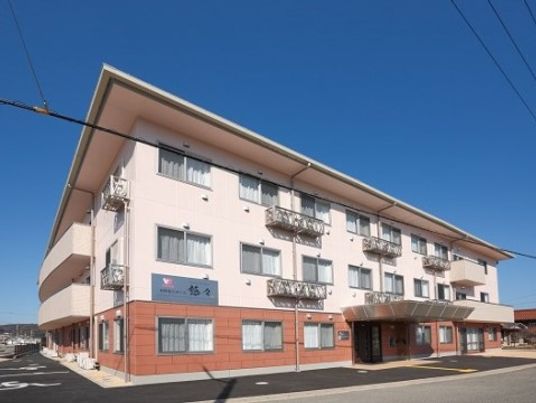 明るい外観の建物
