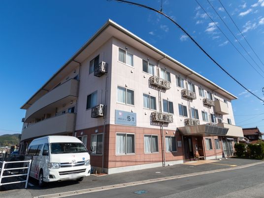明るい日差しの居宅建物