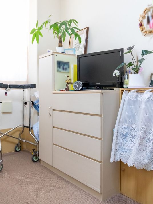 居室の家具とテレビ