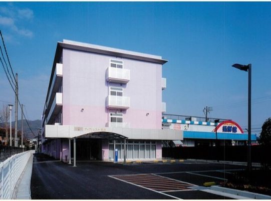 ピンクの壁の建物外観