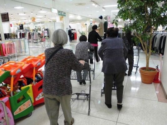 ショッピングする人々
