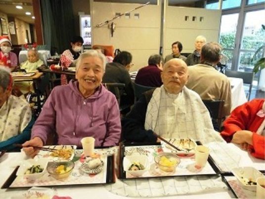 笑顔の高齢者と食事風景