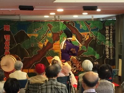 舞台公演を見る人々