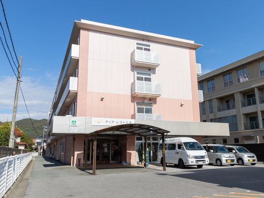 ピンク色の建物正面ファサード