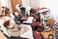 くつろぐ人々の部屋