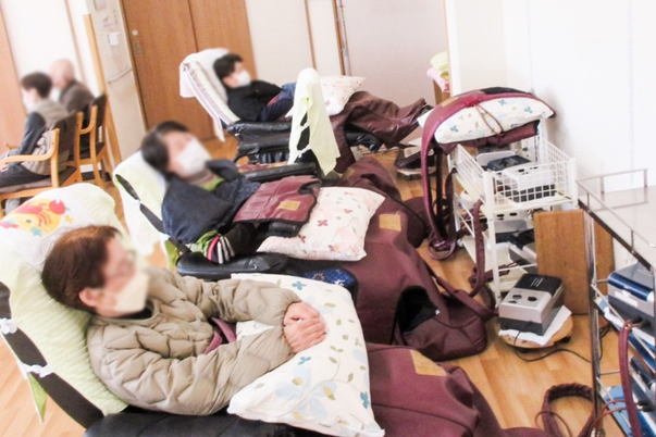 くつろぐ人々の部屋