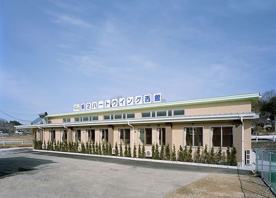 白い建物の外観
