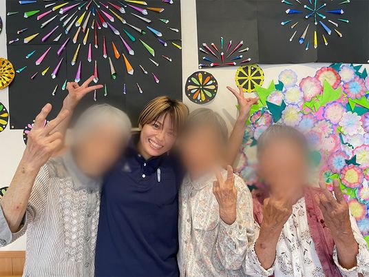 アートを楽しむスタッフイメージ