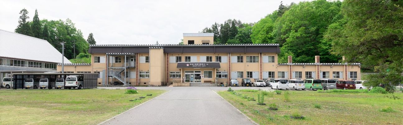 緑に囲まれた建物外観
