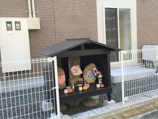 和風の小さな祠の外観