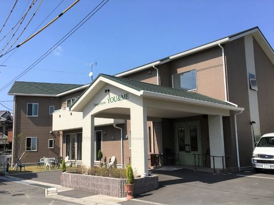 明るいエントランスの施設