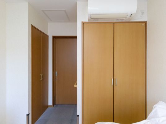 居室のクローゼットとエアコン