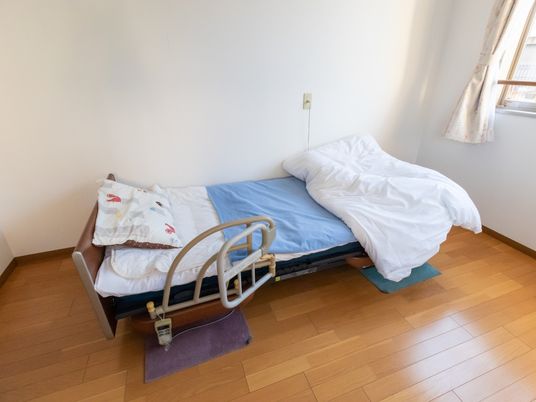 快適な居室のベッド