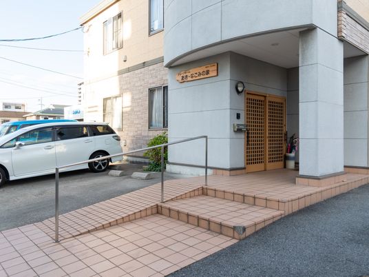 施設の明るいエントランス