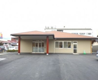 人が集う広場の外観