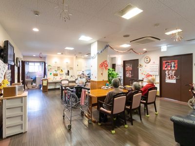 共用スペースで過ごす人々