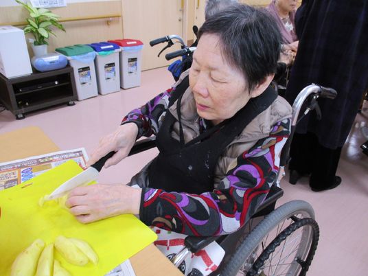 車椅子で活動する女性