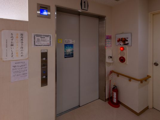 廊下のエレベーター前