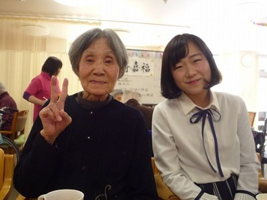 笑顔の入居者とスタッフ