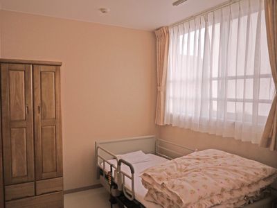 暖色系の落ち着いた居室