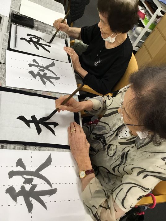 多目的室での書道活動