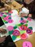 手作業で花を作る様子