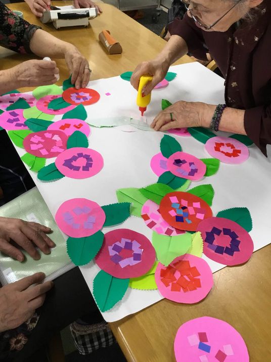 手作業で花を作る様子