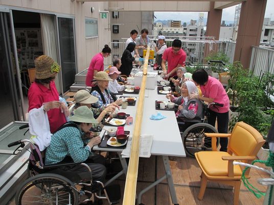 屋外で食事する人々