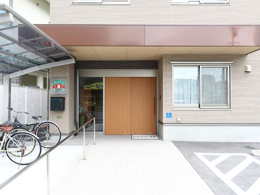 入口と駐輪場の外観