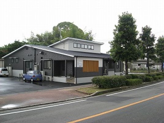 緑に囲まれた外観