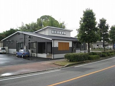 緑に囲まれた外観
