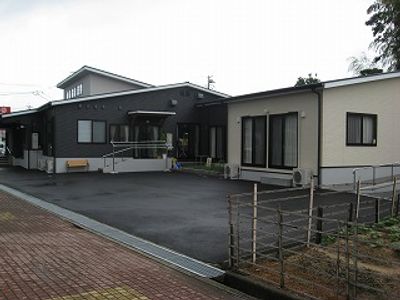 落ち着いた外観の建物
