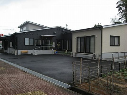 落ち着いた外観の建物