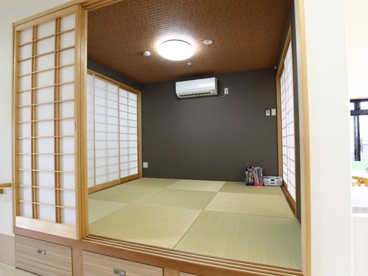 明るい和室の一角