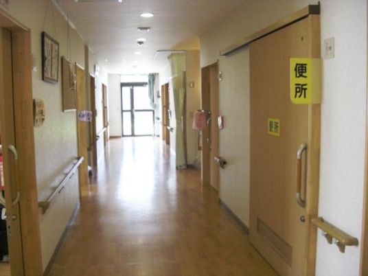 明るい廊下の風景