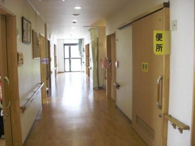 明るい廊下の風景