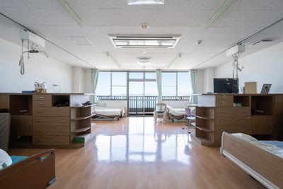 大きな窓のある居室