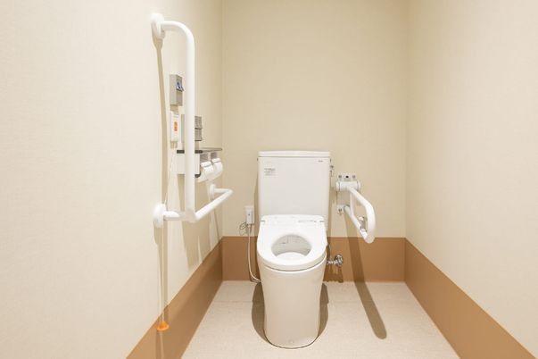 手すり付きの設備が整ったトイレ  