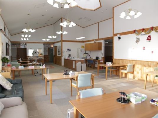 広々とした明るい食堂