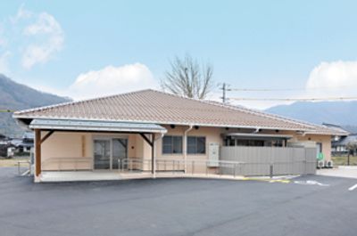 広い駐車場の建物外観