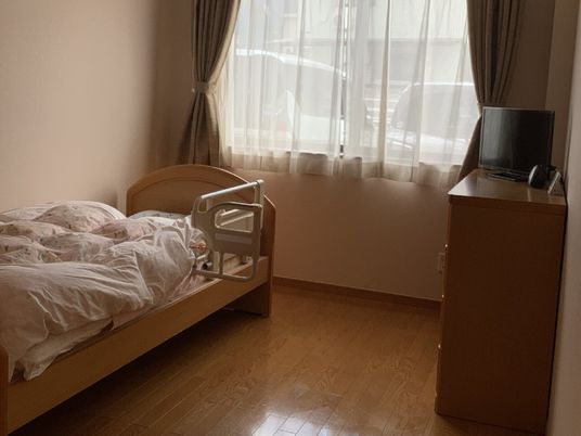 居室の一角とベッド