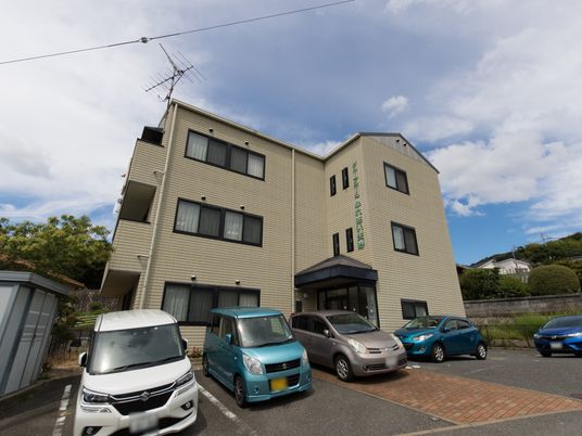 外観の建物と駐車場