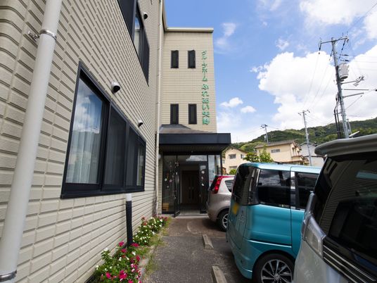施設の開放感ある入口