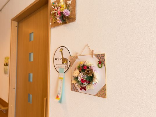 廊下の壁飾りとドア